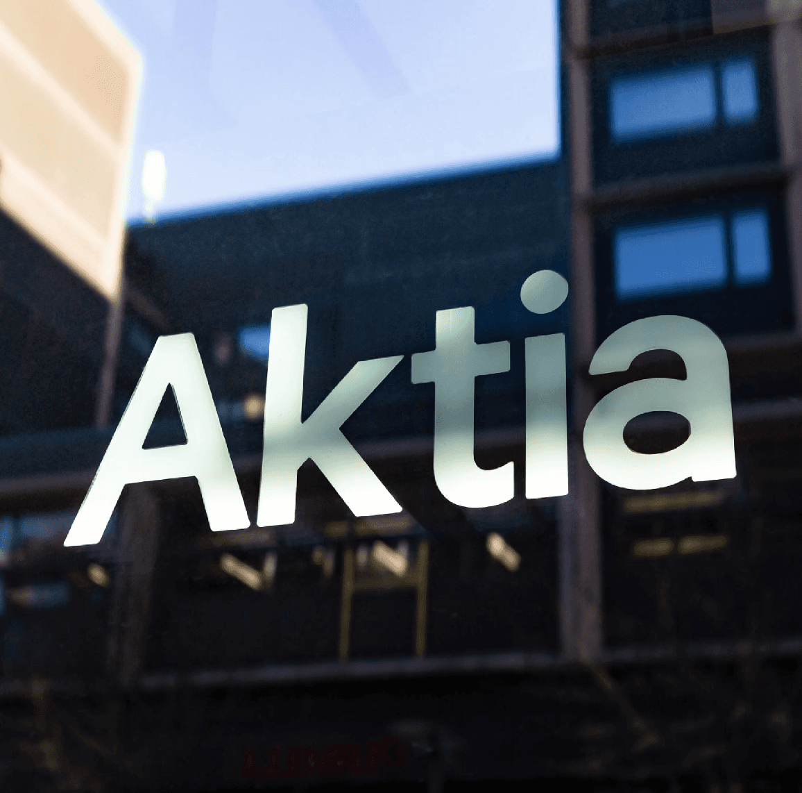 Aktian valomainos rakennuksen julkisivussa